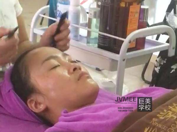 成都学美容膏火普通几多钱