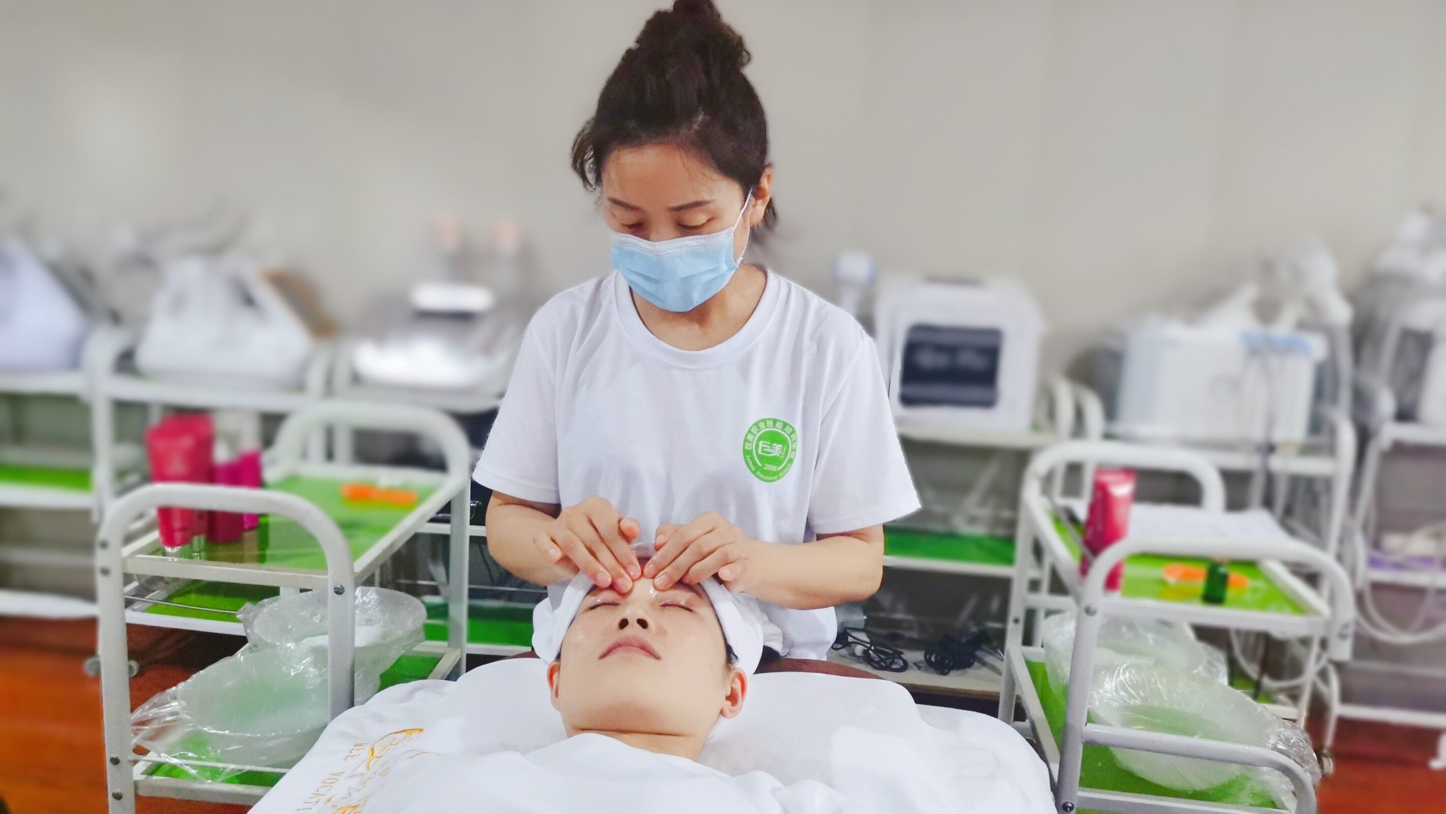 学历低作美容美体师怎样样