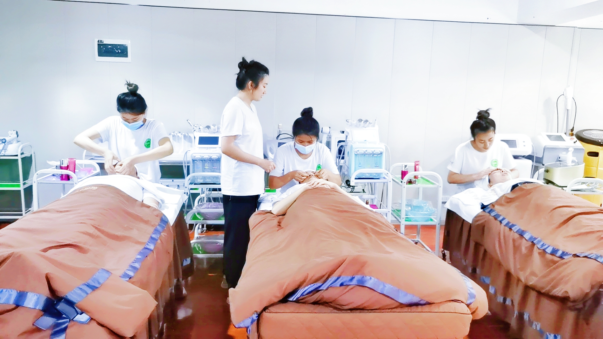 30岁学美容去哪所黉舍学好