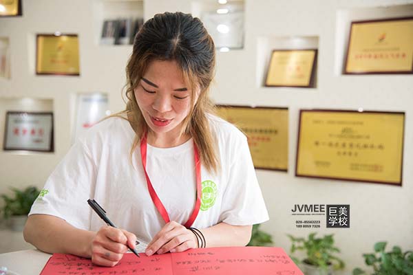 35岁学美发去那里学能学会