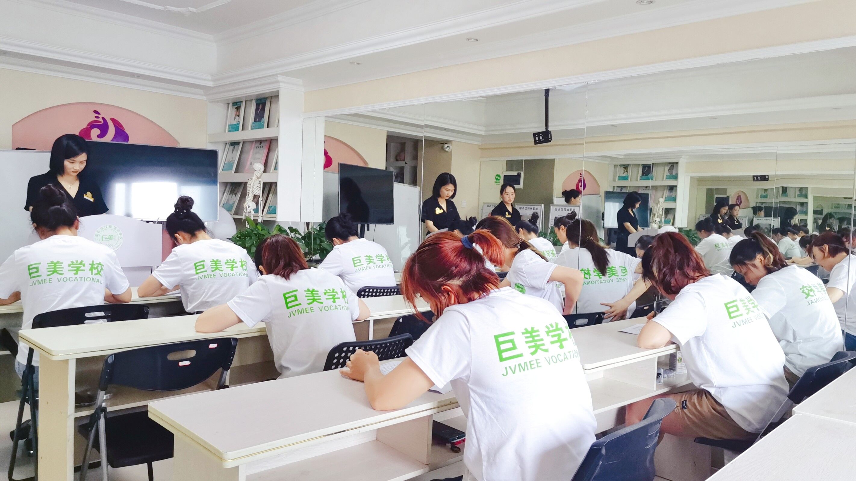 2022年成都学化装须要几多膏火