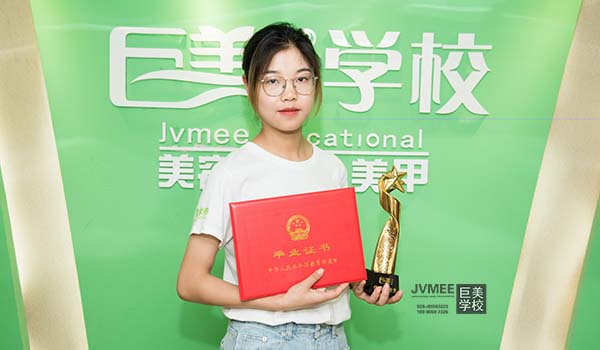 初中毕业的男生学美发怎样样