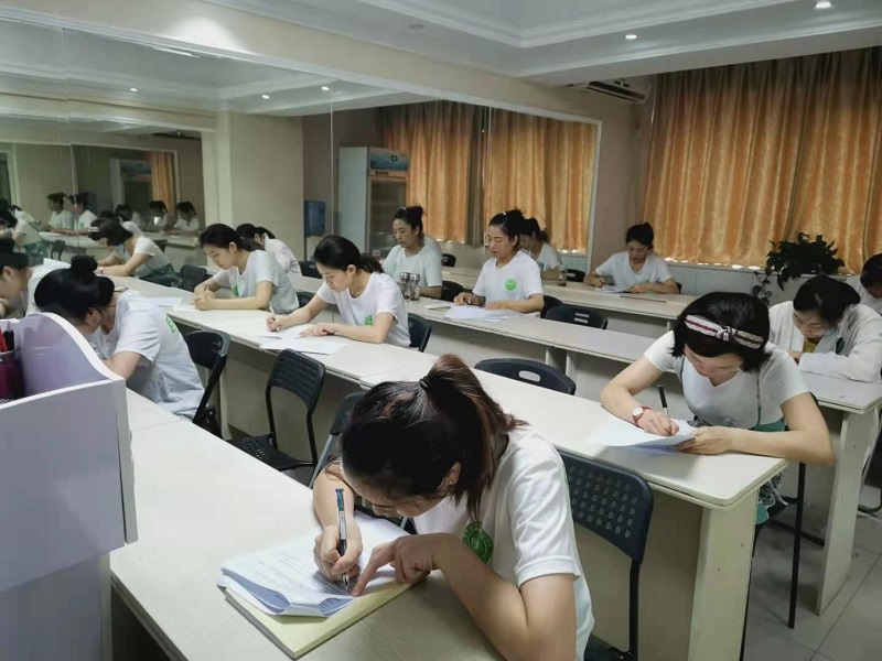 2022年学美发要学多久
