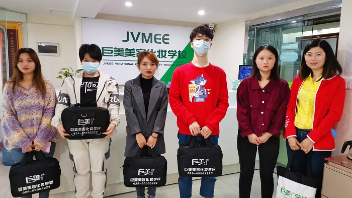 30岁学美发多久能班师
