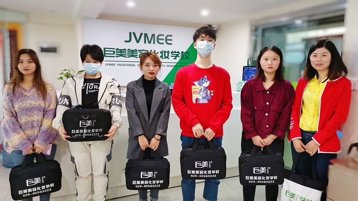 女生怎样学化装能赢利