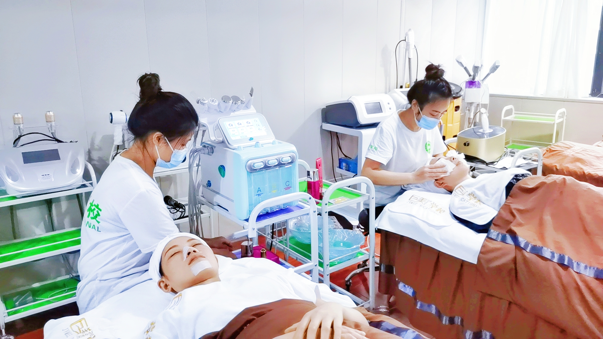 工场小妹转行学美容怎样样