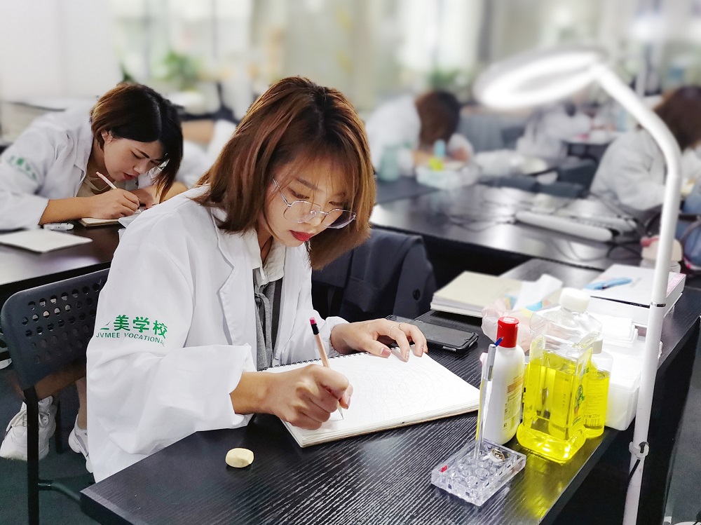大先生学纹绣怎样样