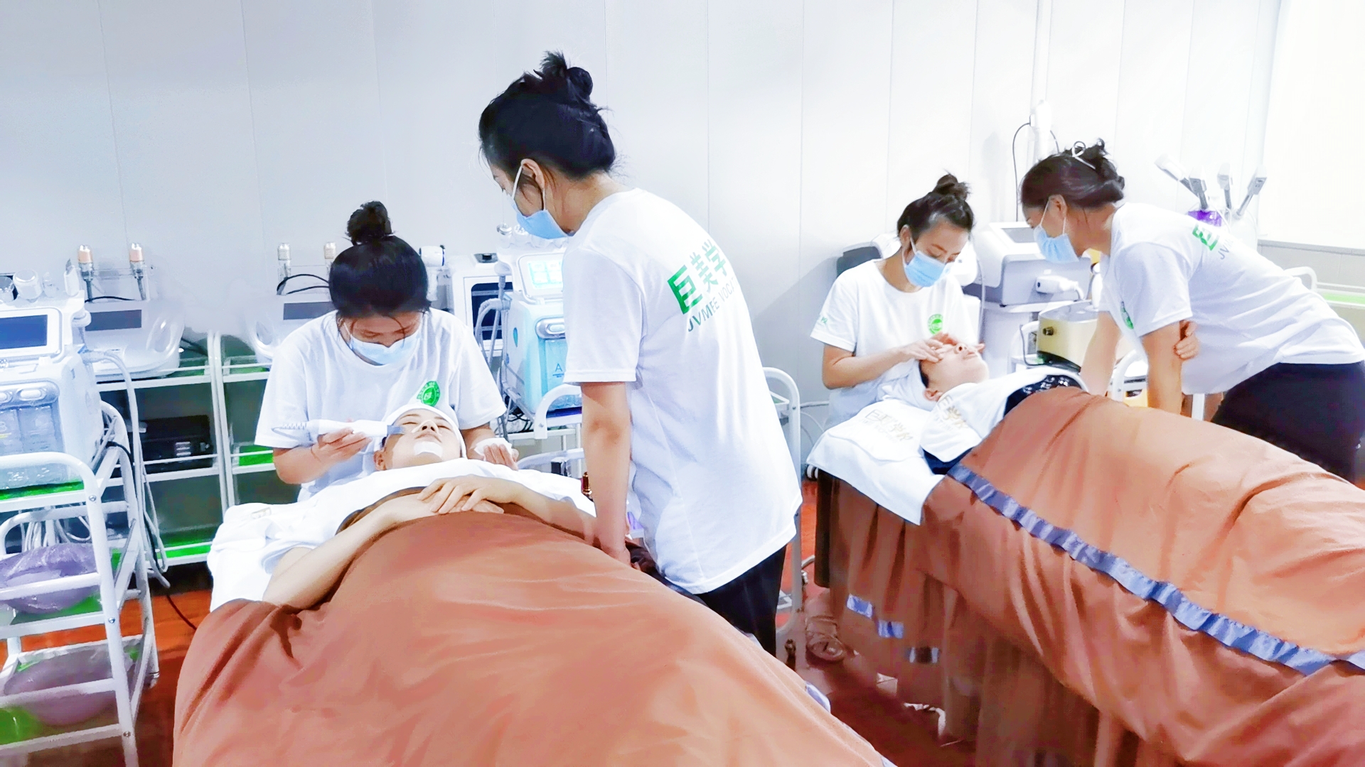 老手学美容怎样选黉舍