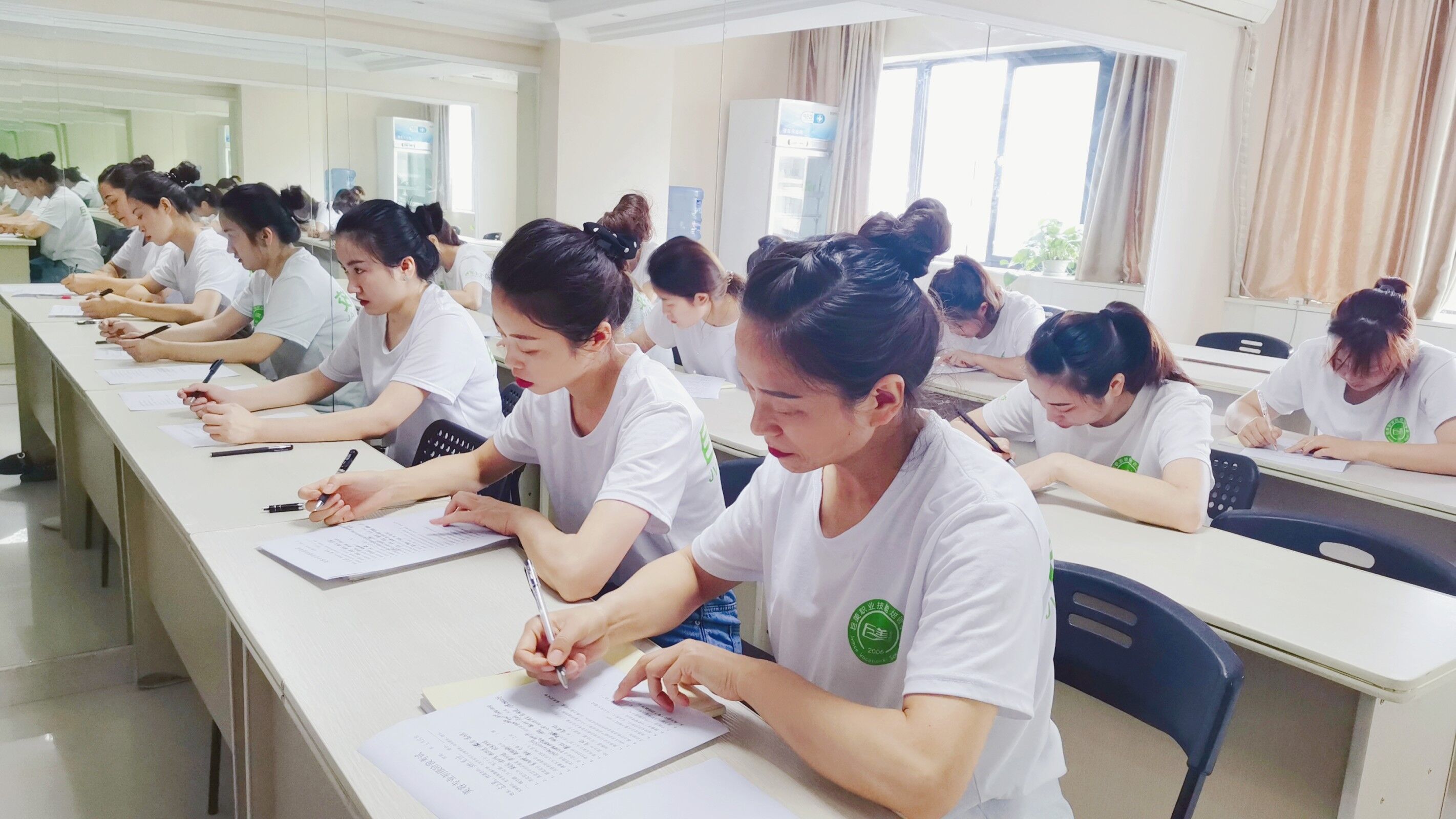 老手美发师的失业远景若何样