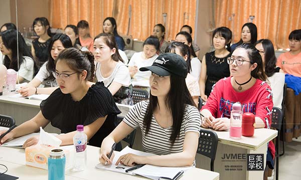高中没毕业学美发怎样样