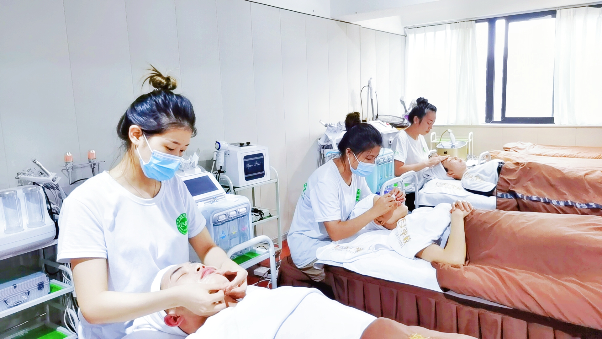 老手学美容怎样找正轨的黉舍