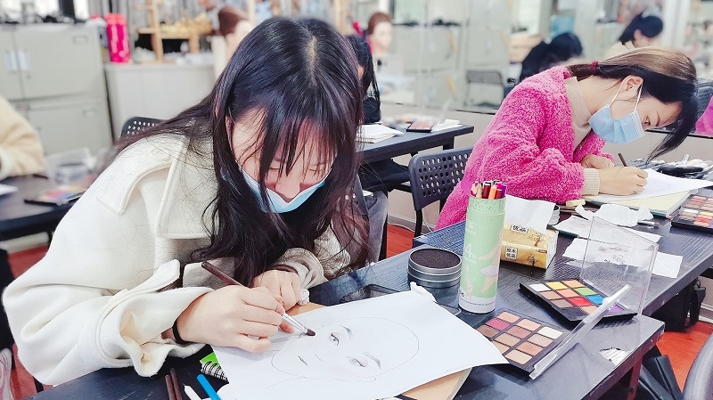 老手若何学化装能成为专业化装师