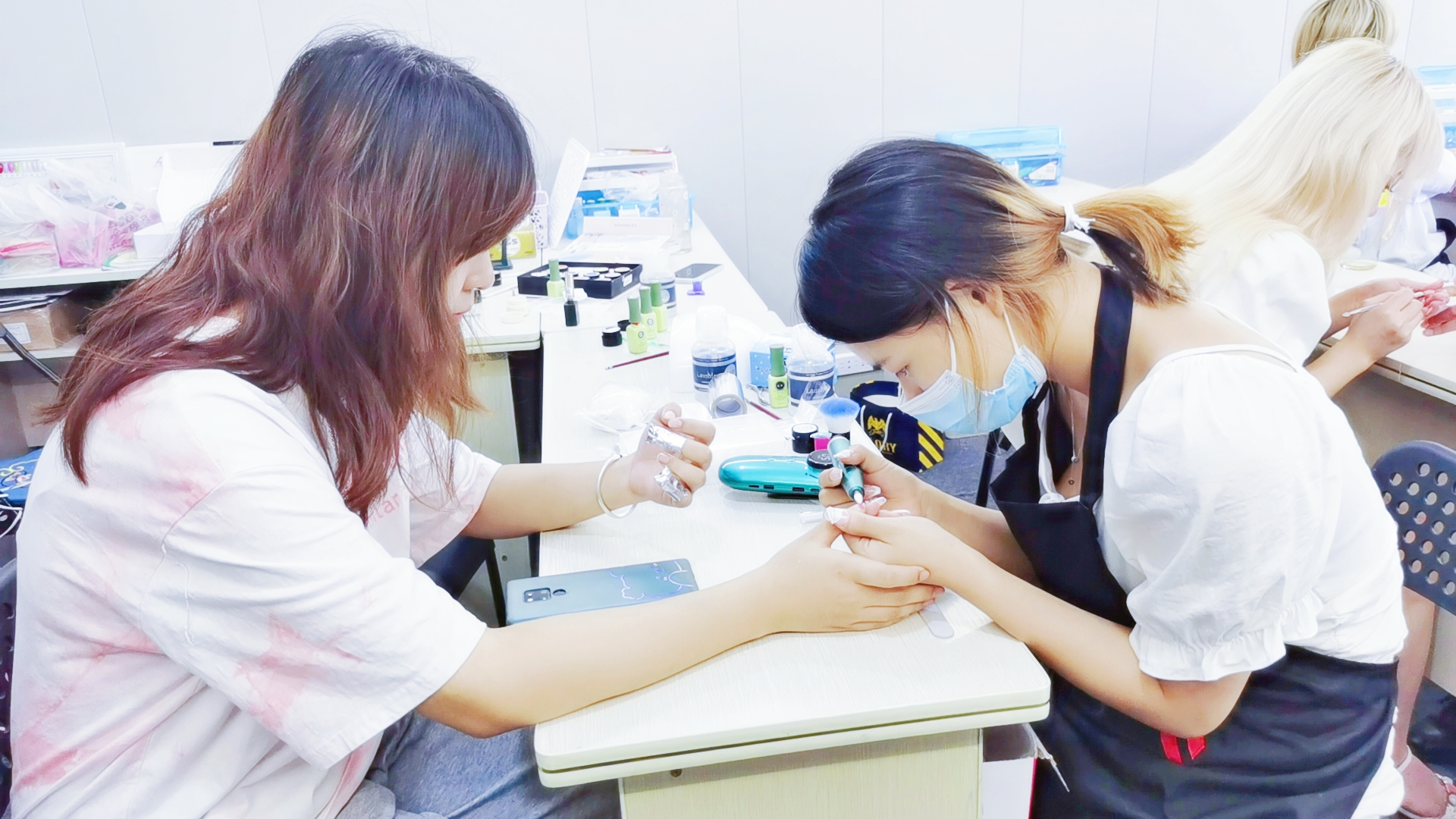 零根本的女生学美甲有不前程