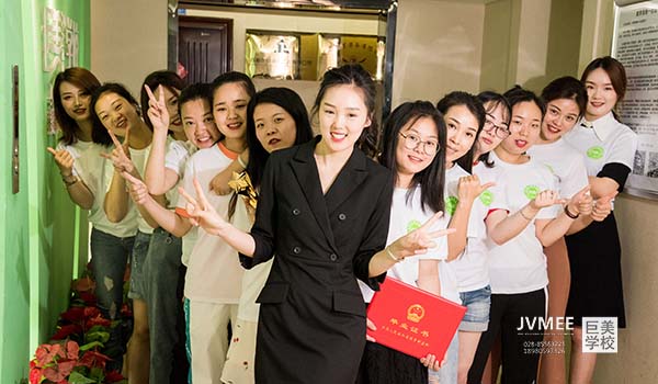 高中学历学美发的成长怎样样