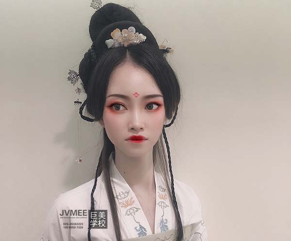 2022年学化装好不好失业