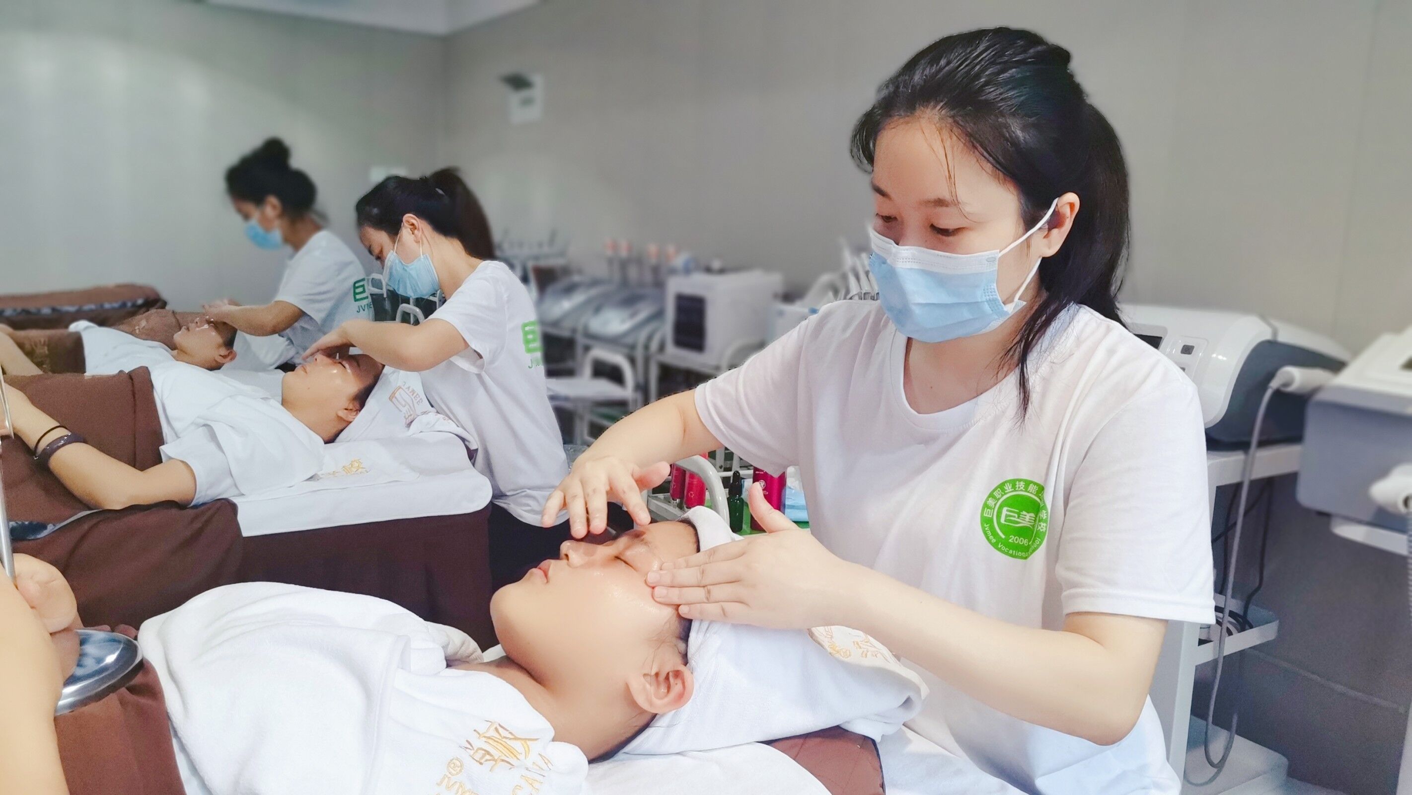 在成都学美容怎样学能开店