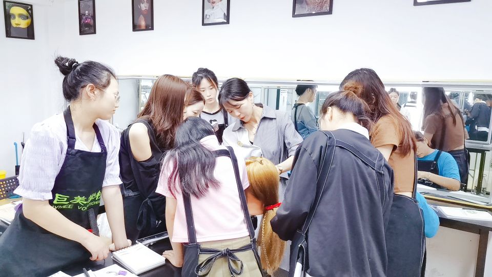 成都化装师若何能获得高薪