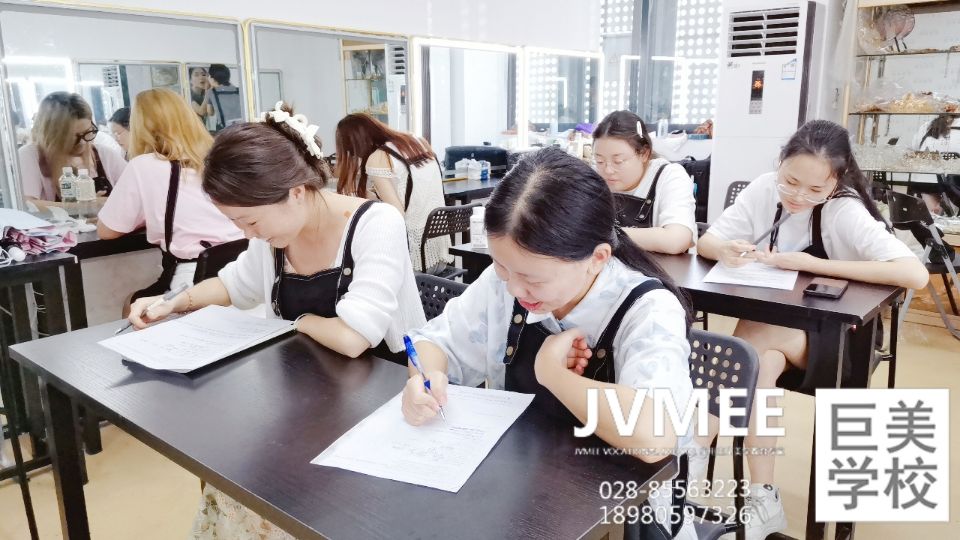 成都化装师若何考取专业证书