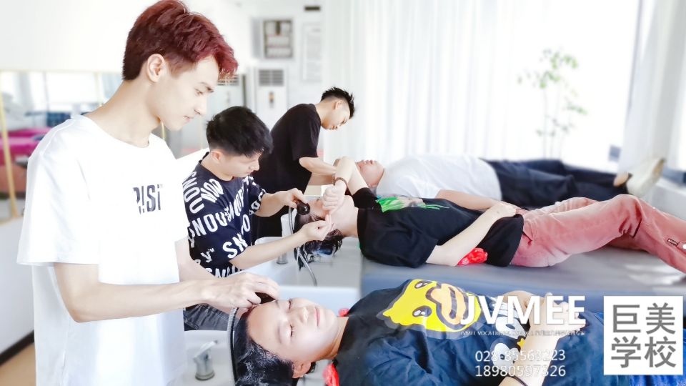在成都转行学美举事吗