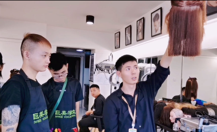 在成都学美发怎样选黉舍
