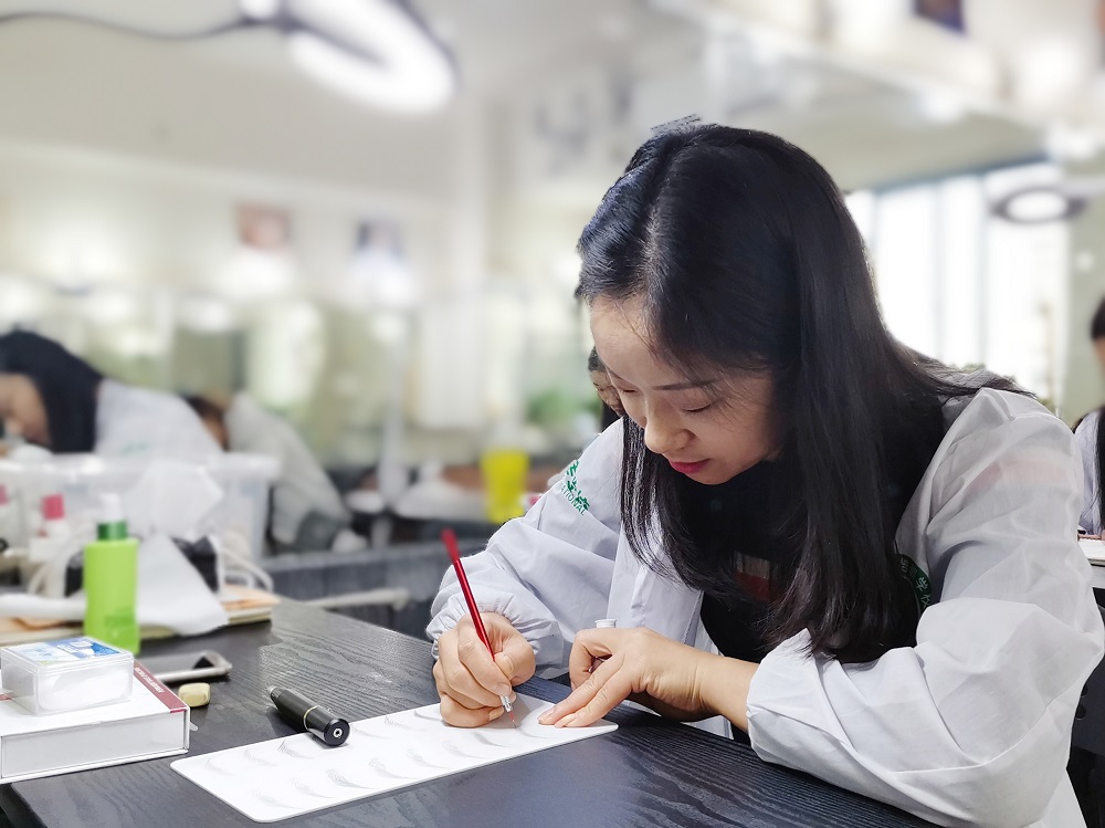 在成都宝妈学纹绣远景怎样样