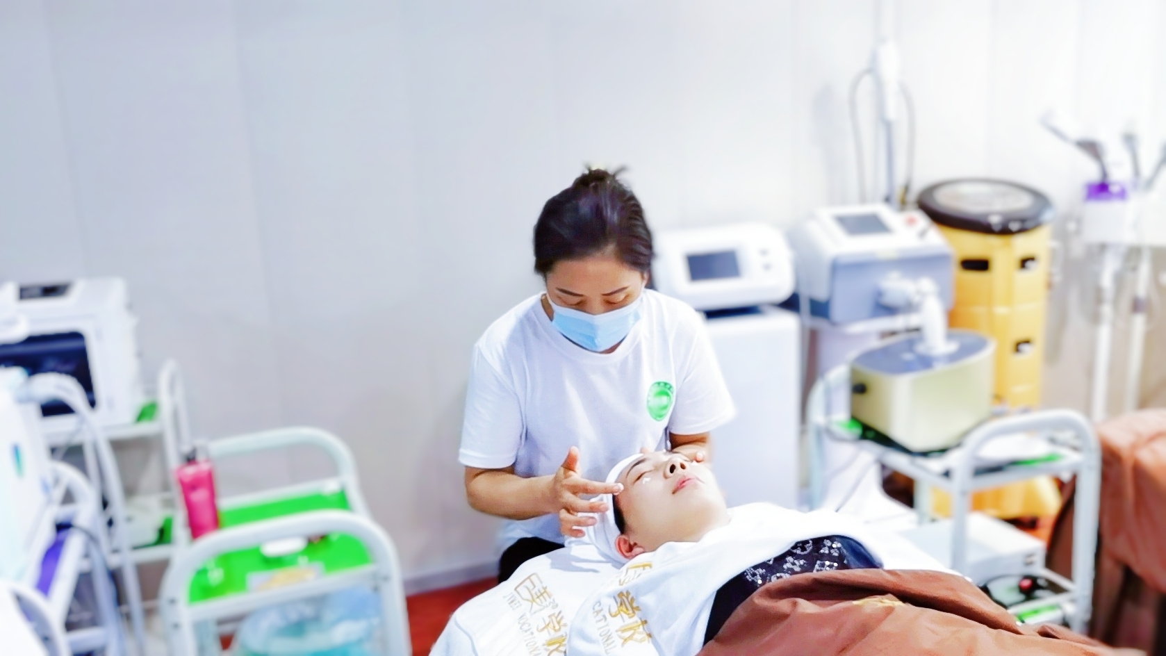 低学历在成都学美容如何样