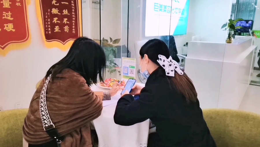 成都化装黉舍保举