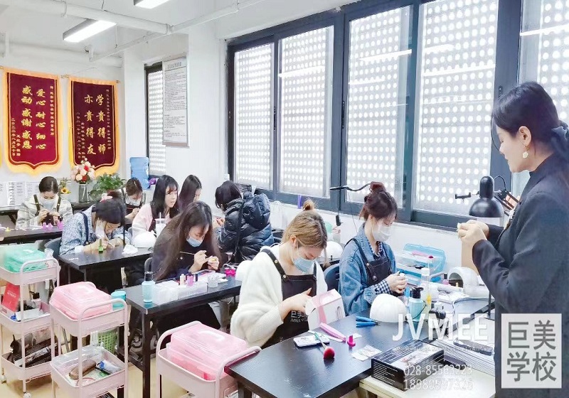 在巨美学美甲 成为超卓美甲师为期不远