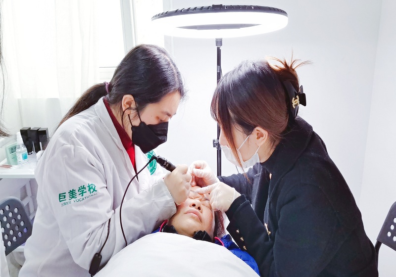 来巨美进修纹绣 离胡想更近了