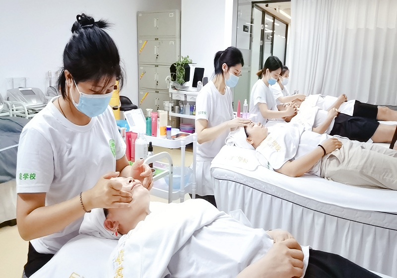 来巨美进修皮肤美容 将爱美对峙究竟