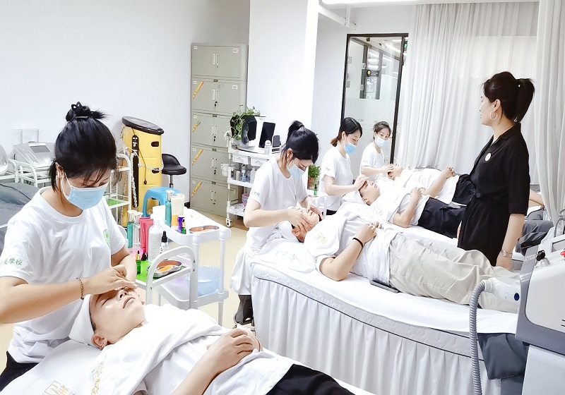 到巨美学美容 从头动身完成胡想