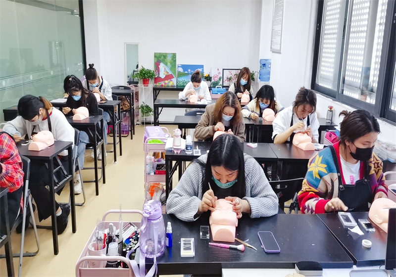 成都美甲培训黉舍培训班哪家好？