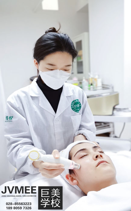成都美容护肤黉舍培训机构怎样选？
