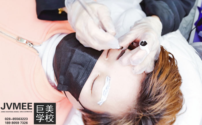 中专毕业学纹绣均匀人为几多？