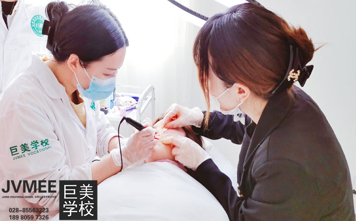 初中学历学纹绣一月膏火几多钱？