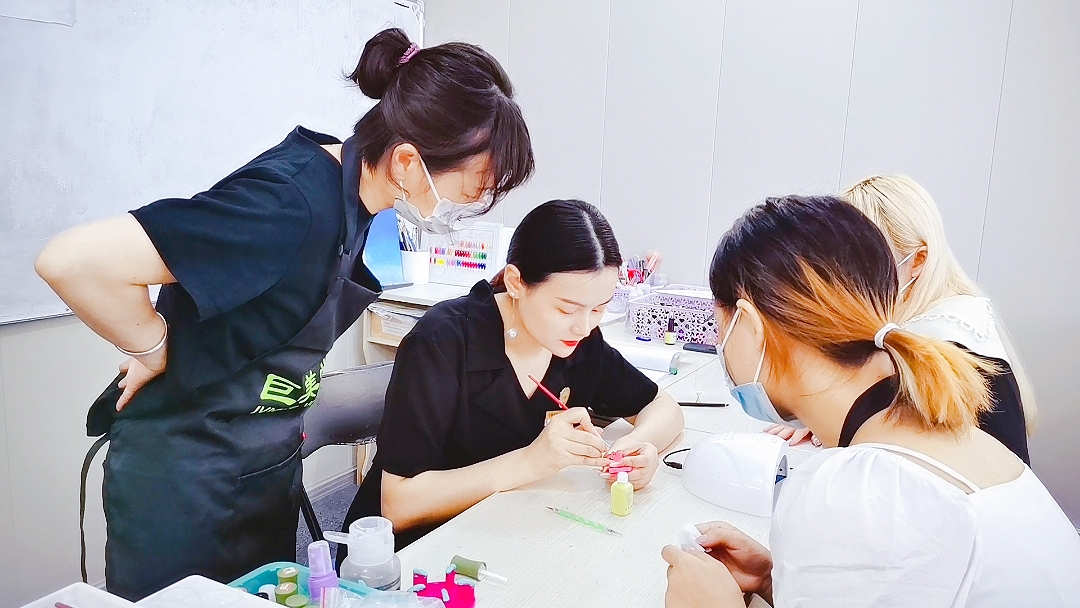 成都收费美甲培训班