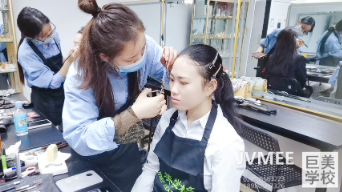 学化装大要月薪几多钱