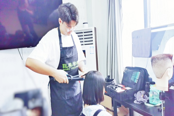 保安转行学美发勤学吗