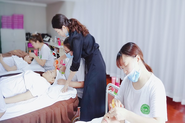 成都美容培训膏火几多钱