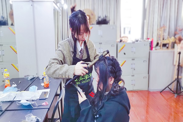 16岁学化装有前程吗