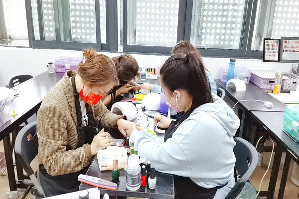 保安转行学美甲好不好