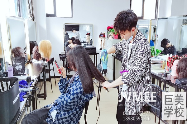 16岁学美发轻易吗