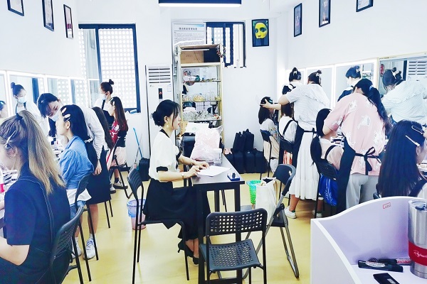 成都化装培训哪一个黉舍好点