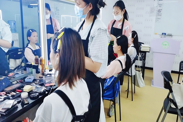 发卖转行学化装好不好_演变不止于表面