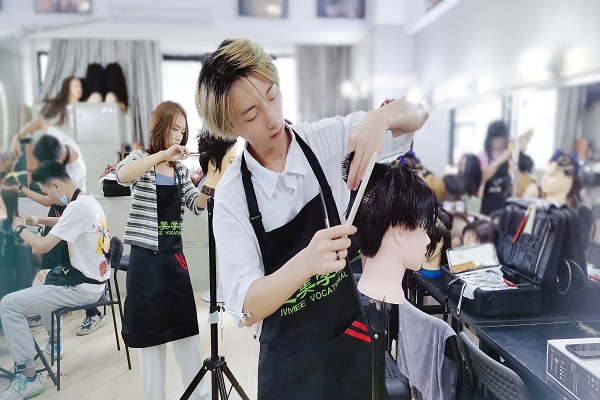成都快剪师哪一个黉舍比拟好
