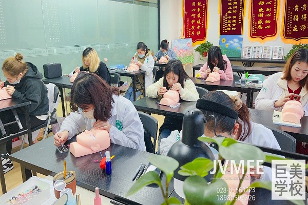 成都纹绣培训哪一个黉舍教得好