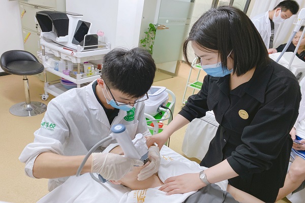 美容脸部皮肤照顾护士根基法式—卸妆、干净、皮肤阐发