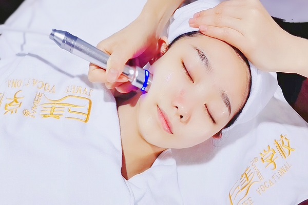 女性皮肤照顾护士