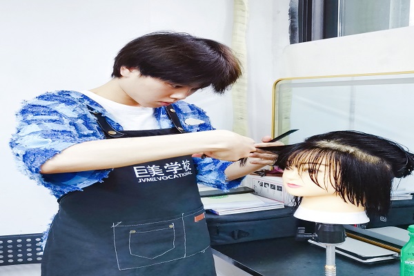 巨美黉舍：成都最好美发培训之选