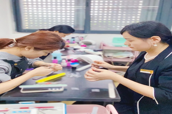 巨美黉舍美甲培训：开启胡想之门，成绩高薪美甲师糊口生计！
